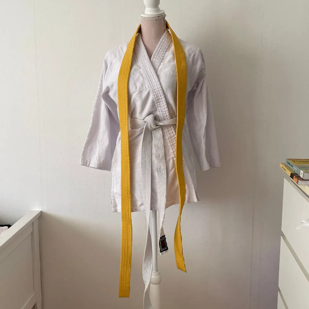 Judo dräkt plus två bälten (vitt och gult). I storlek XS. För bara 180kr. Passar både killar och tjejer. . Sportswear.