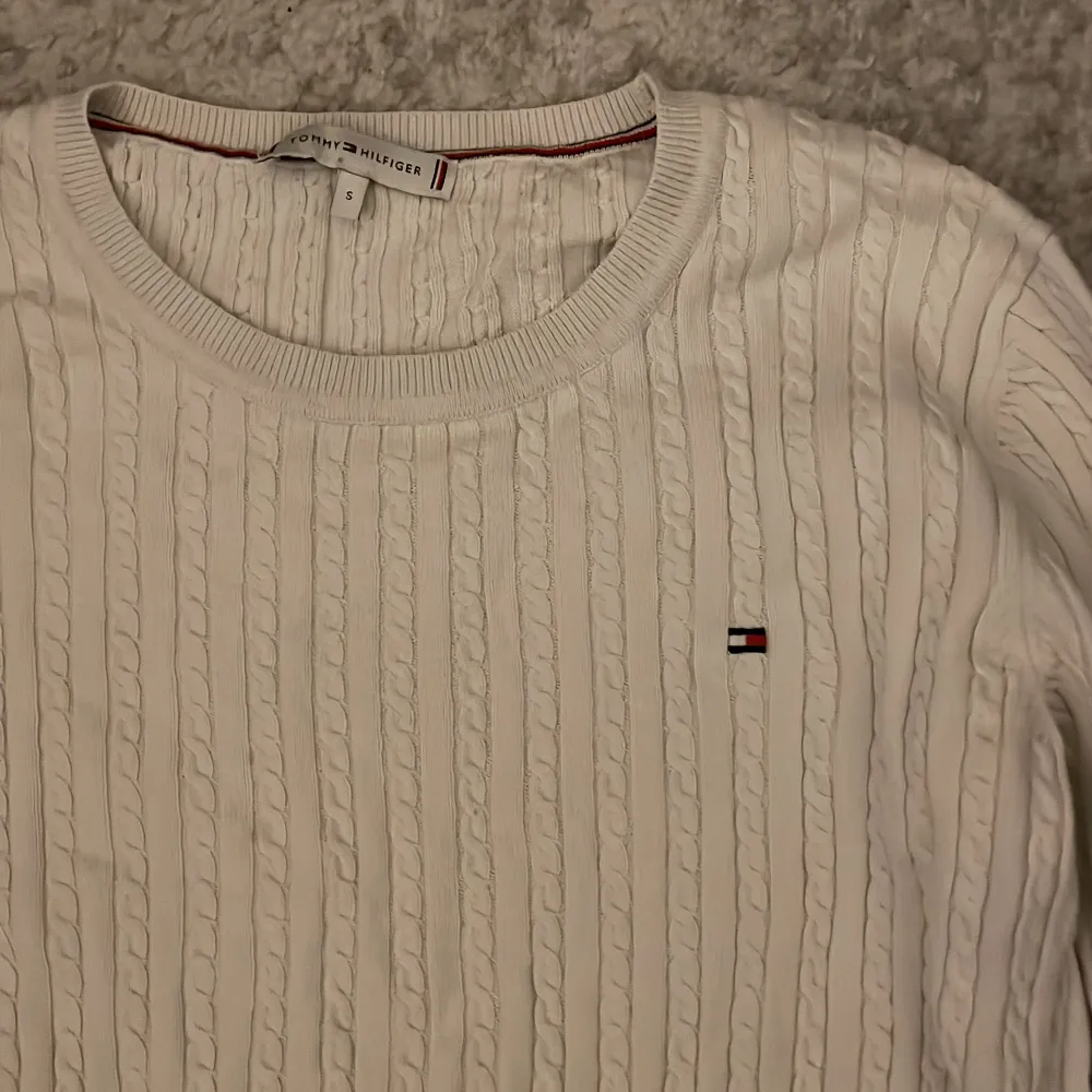 En Tommy hilfiger tröja för endast 300 kronor. Går även att såklart tvätta och stryka noggrant innan köpet! . Tröjor & Koftor.