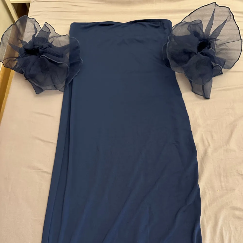 En jettefin blå klänning med sånna puffiga armar om man vill lägga till dom annars kan man ha den ensam som en basic off shoulder klänning, den är använd en gång och är i väldigt bra skick, kontakta vid frågor💕. Klänningar.