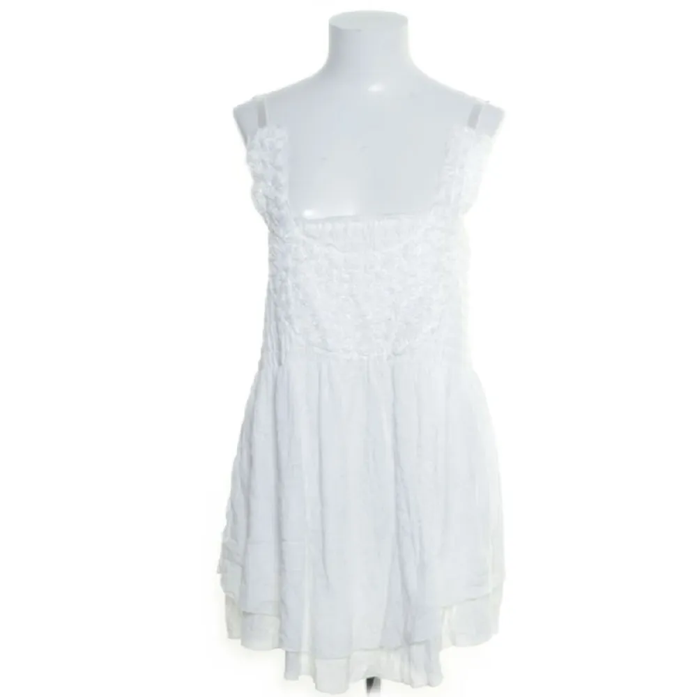 Sötaste vita klänningen! Passar perfekt till skolaavslutning eller sommardagar! Älskar! 🤎🤎🤎🤎🤎🤎. Klänningar.