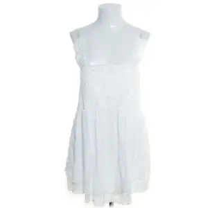 Sötaste vita klänningen! Passar perfekt till skolaavslutning eller sommardagar! Älskar! 🤎🤎🤎🤎🤎🤎