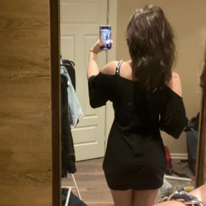 Festklänning - Säljer denna underbara off shoulder festklänningen med kedjor över axlarna☺️💞