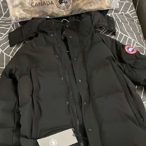 Ny Canada Goose Jacka  - Helt ny Canada goose jacka Storlek M. Hjälper en vän att sälja den då han fick den som julklapp men den är för stör för honom. Fler bilder finns😁😁