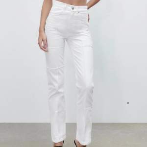 Vita jeans som är raka i modellen. Jag är 177 cm lång och passar mig bra. Slutar vid ankeln. Jag har lappen kvar, så de är nya. 