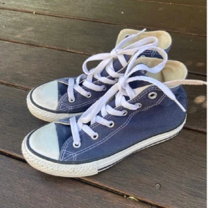 Mörkblåa Converse  - I bra skick men säljs då de ej används! 