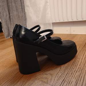 Platform skor från ASOS. Som nya, använda endast en gång inomhus. 👠