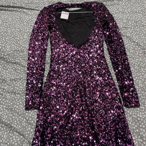 Party dress - Glittrig klänning från Stradivarius! Perfekt till nyår och fester✨🪩🎉 Helt ny och bara provat en gång typ i 2 min . Storlek (S) .