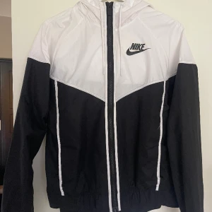 NIKE VINDJACKA  - Super fin vindjacka från nike, i nyskick. Passar som unisex. 