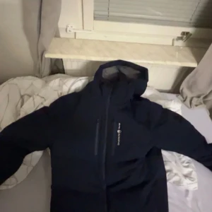 Sail racing jacka, Hugo boss axelväska och cp company - Både jackan och koftan är i helt ny skick och väskan är i bra skick