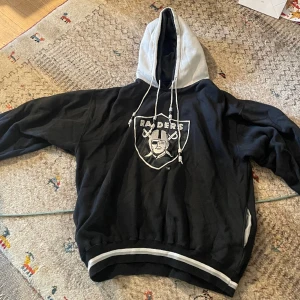 Mid 90s vintage raiders hoodie - Säljer Denna hoodie med raiders på. Den har riktigt koola snören vid halsen. Den kommer förmodligen ifrån mid 90s. Perfekt för dig som gillar 90s/2000s eller skate stil. Skulle säga att ifall du gillar baggy så passar den one size om du är över M.