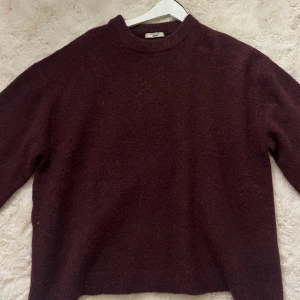 Vinröd stickad tröja  - Säljer denna fina vinröda stickade tröja från gina, använd endast en gång❤️