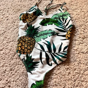 Ananas baddräkt - Superfin ananas baddräkt. Säljs pga att jag köpt 2 st. Jag älskar den, den är supertunn och är så fin o skön. 