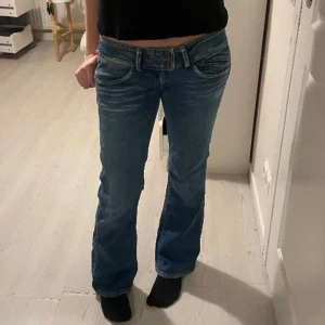 Pepe Jeans - Säljer dessa otroligt snygga jeans då de tyvärr inte passade mig. Jag är 1,68 och längden skulle sitta bra på någon runt 1,70 - 1,64💕 Midjemåttet är 40cm rakt över.  Köptes på plick men aldrig använda av mig, finns heller inga defekter vad jag kan se
