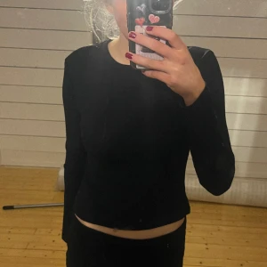 Ribbad långärmad - Svart najs långärmad och ribbad tröja från NA-KD. Kommer tyvärr inte till användning❤️