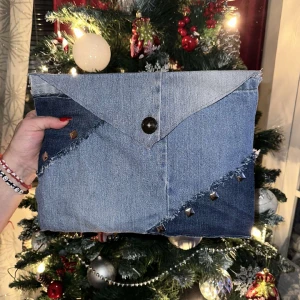 Datorfodral - Handgjort datorfodral. Gjort på 100% återvunna jeans och är skapade för dig som möjligen föredrar mer neutrala färger men som fortfarande vill hålla stilen uppe. Fodralet fungerar även för iPads. 🩵 Längd: 33,5 cm Höjd: 24 cm