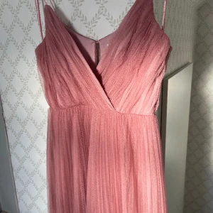 Brudtärneklänning  - Stl 38. Använd endast en gång. Bra tyg som inte skrynklar. Från Asos nypris 1100kr 