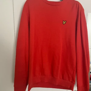 Lyle&Scott tröja  - En orange Lyle Scott tröja som är använd i väldigt gott skick. 
