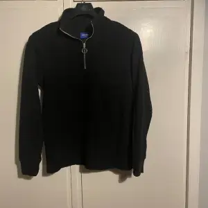 Säljer nu min svarta halfzip tröja från Jack&Jones i storlek m då jag vuxit ur den perfekt till vår, höst och vinter med ett fluffigt material utanpå men lent inuti. 