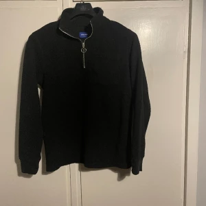 Svart halvzip tröja - Säljer nu min svarta halfzip tröja från Jack&Jones i storlek m då den inte kommer till användning perfekt till vår, höst och vinter med ett fluffigt material utanpå men lent inuti. 