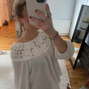 Blus - Jätte söt och nästan helt ny blus från Mango använt max 2 gånger  nypris ( 529kr)  