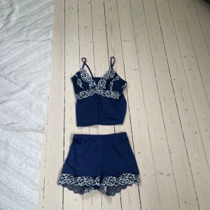 Pyjamas - Säljer denna populära pyjamasen från SHEIN! Köpt för ungefär en månad sen men säljer då den inte passa mig❤️