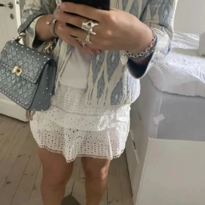 ZARA KJOL - Säljer nu min slutsålda kjol från zara! Där är inbyggda shorts vilket är så så smidigt! Lägg prisförslag 💞💞💞