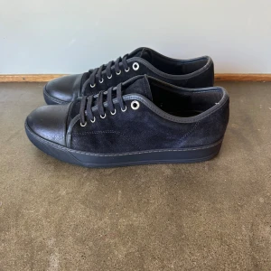 Lanvin - Hej, säljer dessa väldigt snygga Lanvins i fint skick. Storlek 8 vilket motsvarar 42/43. Og tillkommer ej.  Hör av er vid funderingar. 