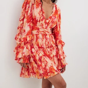 Klänning - Superfin, unik och somrig klänning. Slutsåld på nakd. Endast använd en gång. Nypris 700kr, säljer för 400kr