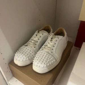 Vita loubutins  - Vita loubutins i bra skick  defekter: Saknar 2 taggar, lite smutsiga snören men går att tvätta bort Har inte äkthetsbevis därav priset  