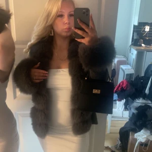 Äkta päls cardigan  - Hej! Intressekoll på min fina päls cardigan, passar allt ifrån XS/S/M jätte ny sick, ny pris 4000kr den är ifrån Vivanilla på hemsidan heter den NANA cardigan! Hör av er om ni är intresserade mvh michaela 