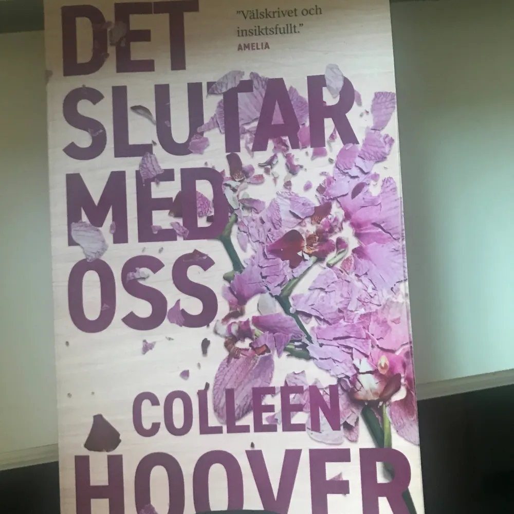 Väldigt bra skick. En väldigt bra roman.😊rekommenderar verkligen att läsa den.🥰 Författare- colleen hoover😍😍✨. Muu.