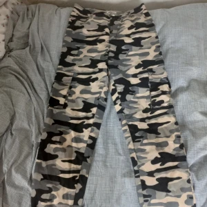 Cargo byxor  - Säljer ett par cargo byxor från madlady i strl M, De säljs ej längre i butik men förr såldes dessa för ca 600kr. Dem är använda en gång för längre sen! Säljer dessa för 100kr + frakt!