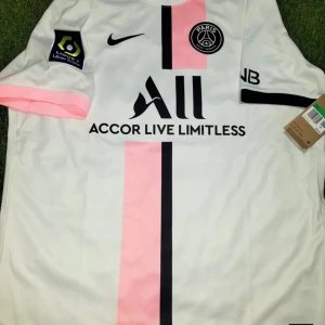 Psg tröja - Säljer min psg tröja som inte säljs längre. Den är o storlek M och Messi där bak.