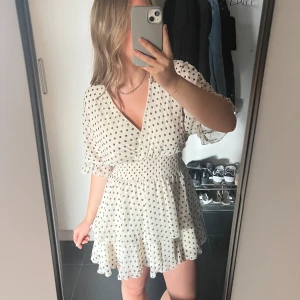 Zara klänning  - Säljer denna fina klänningen från zara. Aldrig använd.