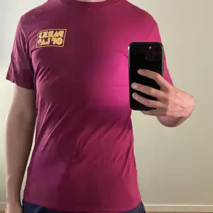 Mörkrosa t-shirt med tryck fram och bak