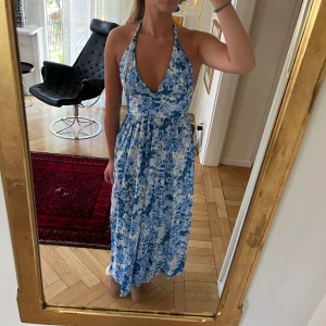 Zara klänning - Otrolig klänning från Zara. Använd en gång. Går att knyta på olika sätt. 