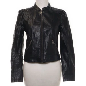 Skinnjacka - Fin skinnjacka i storlek S