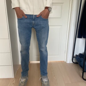 Replay jeans - Replay jeans i  14Y men sitter som på en vuxen, han på bilden är 175cm så ni får avgöra själva. väldigt bra skick