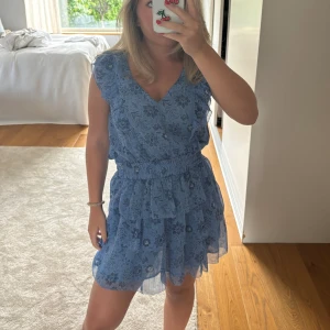 Blå sommarklänning  - Säljer denna jättefina sommarklänningen från pepe jeans, köpt för tre år sedan, använd en gång. Nyskick, nypris 800kr. 