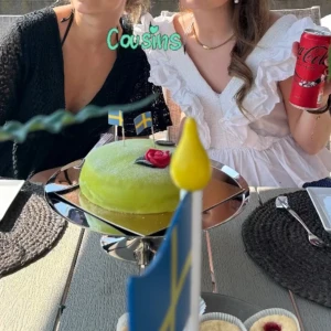 Volang topp - En så himla somrig och fin volang topp, använd fåtal gånger i nytt och fint skick! Så skön och snygg nu till sommaren! Strl S🥰🥰🥰