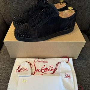 Christian Louboutins navy - Loubs navy  Size: 42,5 fits 43,5 Pris: 2999kr Skick: 7,5/10 Allt og förutom extra snören 