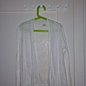 Vit kofta - Säljer min systers kläder. Säljer denna för 99:-