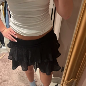 Volangkjol  - Supersöt volangkjol som tyvärr inte kommer till användning längre.💓