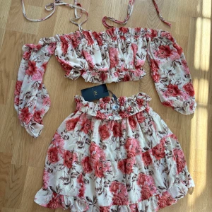 Matchande set från Dennis Maglic OANVÄND - Matchande blommigt det från Dennis Maglic 🩷 Setet är helt oanvänt, lappen finns kvar på kjolen. Nypris på kjolen separat är 699kr