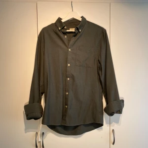 Grå Skjorta från River Island - Hej, säljer en grå Burton Down skjorta från River Island. Använd men fortfarande i bra skick. Storlek M. Väldigt bekväm med mjukt material. Casual och stilren, passar till det mesta. Nypris 600kr. Pris kan diskuteras. Hörs vid intresse! 