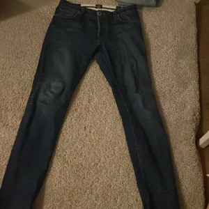 Tramarossa modell Leonardo  - Tjena säljer dessa feta tramarossa jeans i marinblå färg i storlek 34 hade sagt dem är en 9/10 skick om vill mötas upp möts vi i nacka forum eller slussen, pris kan diskuteras kan också ta byten vid frågor hör av er