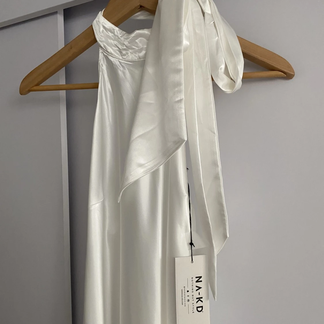 Halterneck midiklänning med vattenfall baktill