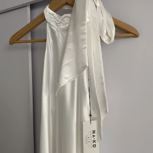 Halterneck midiklänning med vattenfall baktill - Köpt som ny och använd en gång 