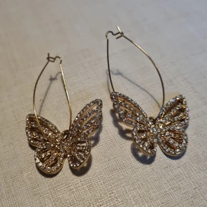 Örhängen fjärilar  - Aldrig använda. Fint skick. 