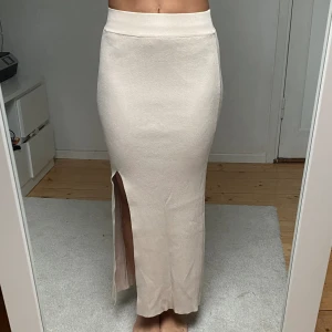 Kjol med slits - Snygg kjol ifrån Chiquelle